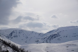 Melkefjellet-and-Istinden-Ridge-in-the-Tamokdalen-Valley-of-Northern-Norway-2-1536x1024.jpeg